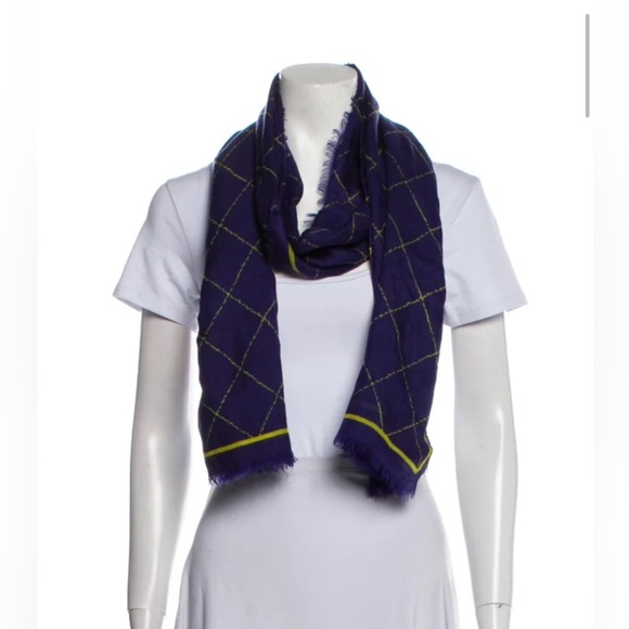 Chanel Scarf/wrap
Chanel Cashmere Scarf - Picture 8 of 9